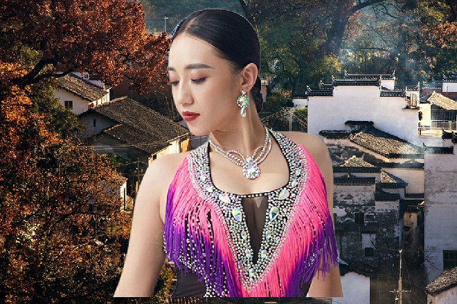 是张主任自己摔的，地太滑了，我今天也差点摔倒了呢