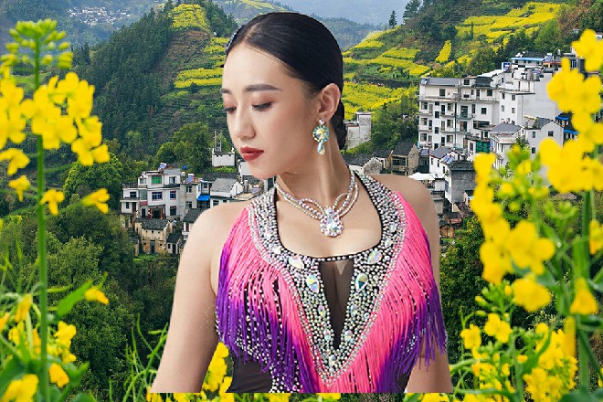 而这时候，他的面包车后忽然走出一个人来，对着王海招招手