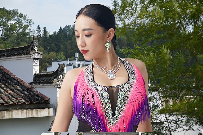 同时，诺曦S从耳坠里召唤出了色欲之枪，握在了手中