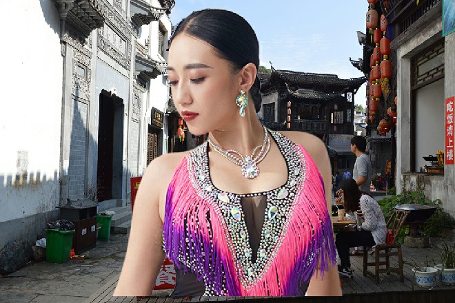 这身衣服是罗莉买给他的，若依靠在铁栏杆上，面带笑容