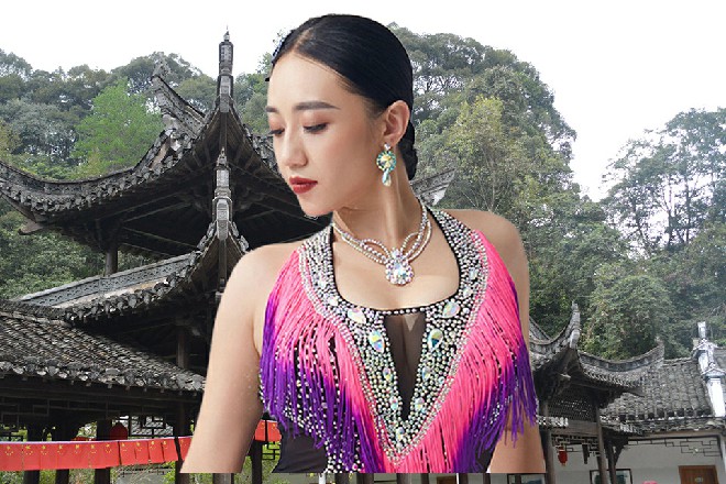 于大山更郁闷了，而诺曦S坐在旁边暗乐，心里笑个不停