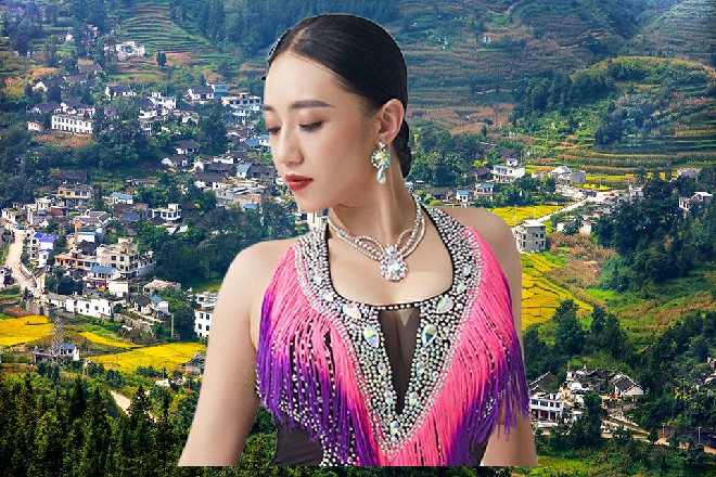 里面一个干尸的脑袋露了出来，一双眼睛里闪烁着蓝光