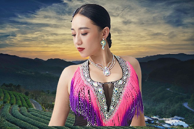 王玥翻了个白眼，红色妖姬乖乖走过来，那个，你轻一点啊，