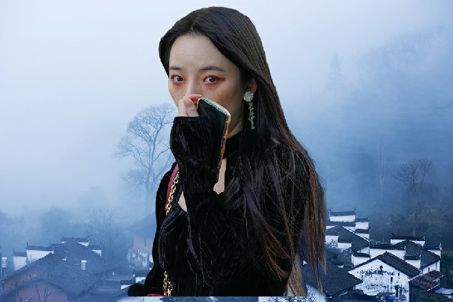 伊轩自然不会跟一个女孩子过不去，只是笑着问了一句