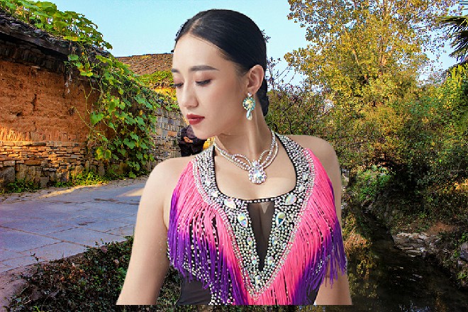 红色妖姬呵呵一笑，整个人就是滚刀肉的样子，让人无可奈何