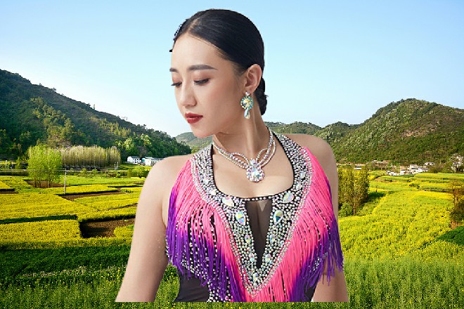 伊轩对着贞德笑笑，跟着你们神混的，都是这样的混蛋