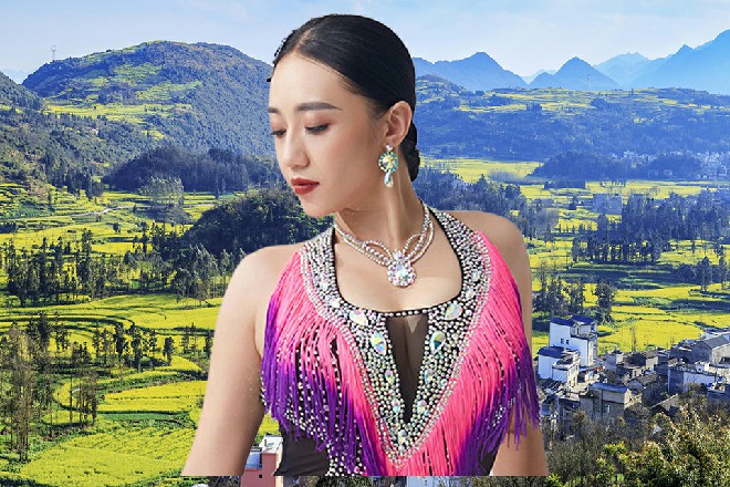 就在这时候，一个披着藏青色箭袖长袍的短发男子走了过来