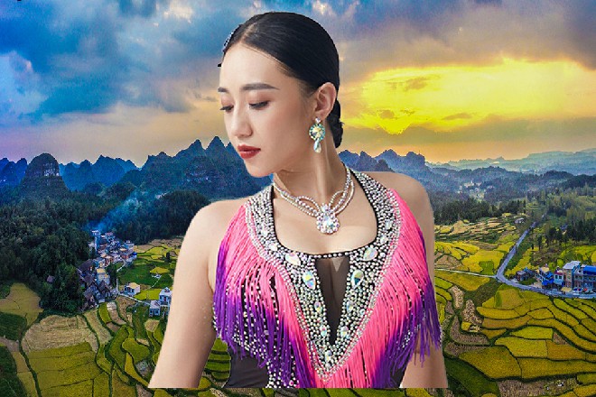 诺曦S喝了一口杯中的红酒，然后把脚搭在了桌子上面