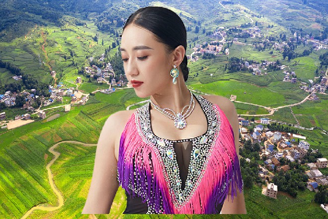 苗小萌看着自己盒子里饲养的蛊虫，都忍不住咽了咽口水