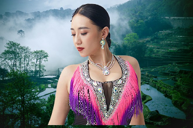 他上前一步，握住了那玩具枪，然后夺了过来，丢到一边