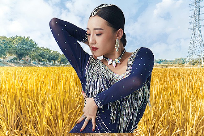 这丝线拉在女子的身上，女子慢慢动起来，好像活过来一样