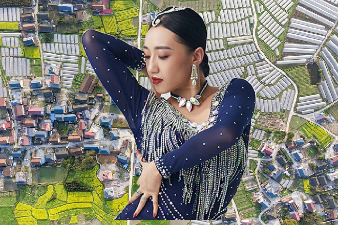 他一抬手，地上一张染血的名片飞了起来，落到他的手中