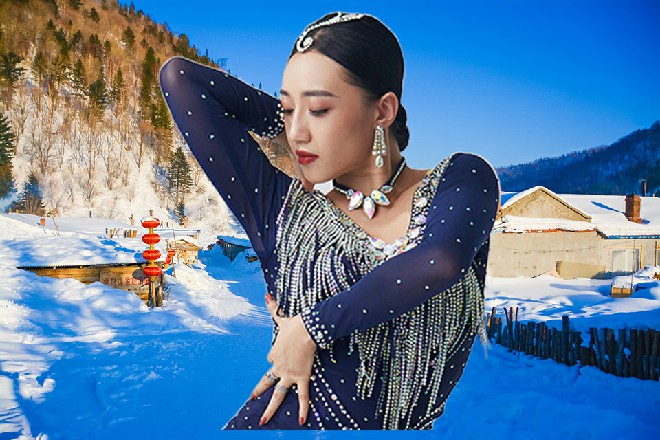 最后红色妖姬身上又多出了好几道血洞，然后狼狈地落在了地上