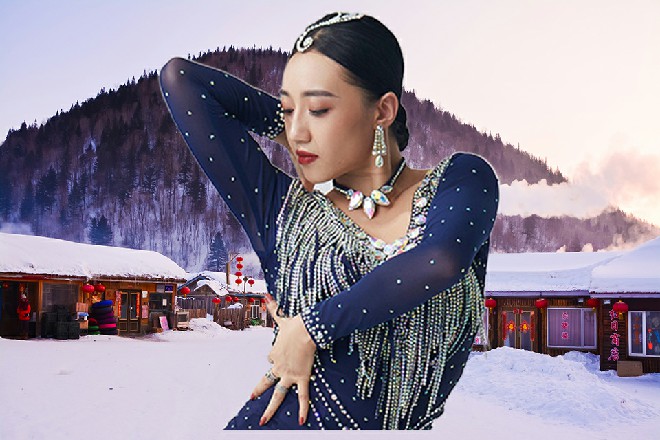 不过不要紧，这两个支那美女，早晚会臣服在自己的胯下