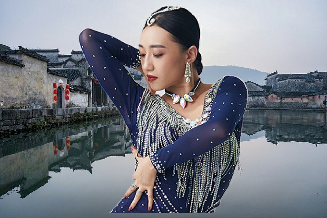 王玥掐了苏曼s不老实的手一把，再不正经，信不信我咬你啊