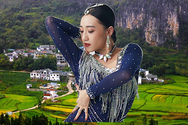 同时，她胳膊勒在了红色妖姬的脖子上，试图把红色妖姬勒窒息过去