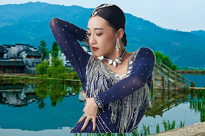秦海瞠目结舌地看着诺曦S，嘴角慢慢淌出一丝鲜血来