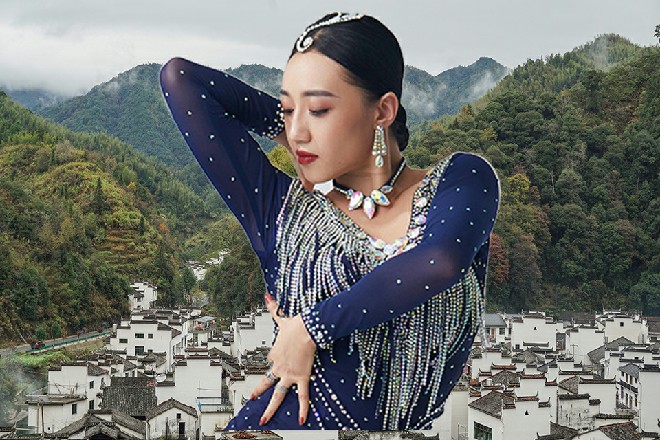 一团黑色的蘑菇云直冲云霄，远处一座高山化作虚无