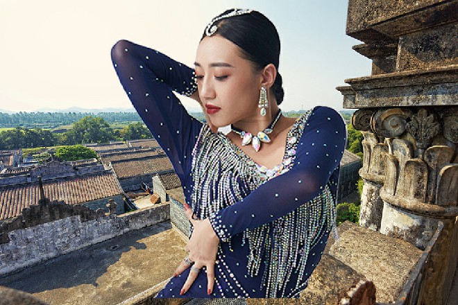 杰克逊一拳头砸在了地面上，湿漉漉的衣服上水滴四处飞舞