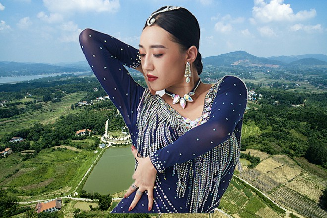 红色妖姬并没有趁机进攻，而是倒退两步，对着雷丁勾了勾手指