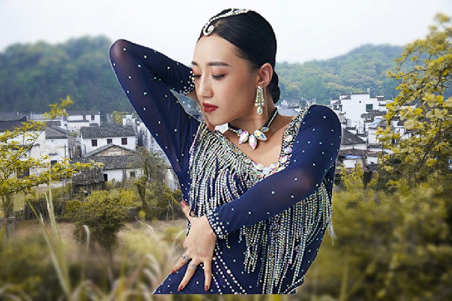 说着，他伸出手来，忽然抓起一把火焰，然后随手掐灭