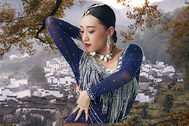 若依翻了个白眼，他的眼神忽然和车中的王玥撞在了一起