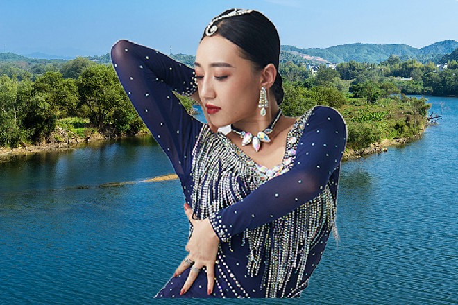 但他靠着自己的明王身，硬生生地扛着十八铜人的棍击