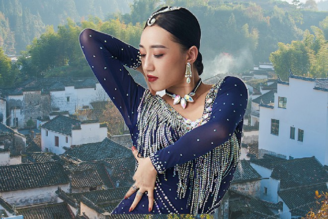 一枚三米多高的金钟顿时从天而降，向着小公子砸了过去