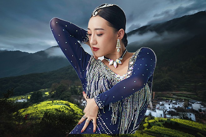 十把金色的长剑重新出现在他的身后，慢慢地旋转着