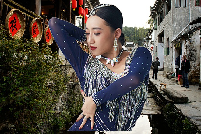 貌似是来打扫房间的服务生，苏曼s没疑有他，起身打开了房门