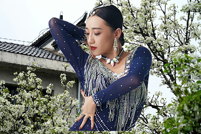 哈哈哈，看到没有，本王有四只手臂，你能应付得过来吗