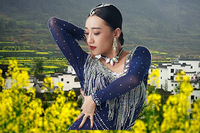 伊轩手中长枪一扫，一记横扫千军，直接逼退了那杜宾