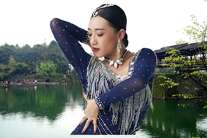 钱娇也听了出来，赶忙惊喜地说道：王总，红色妖姬他还是来了