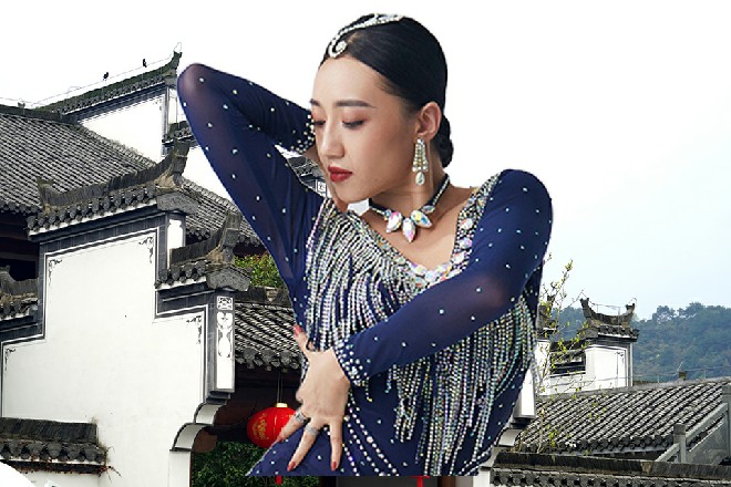 两位新人很快也重新站在教堂前面，正式开始了婚礼