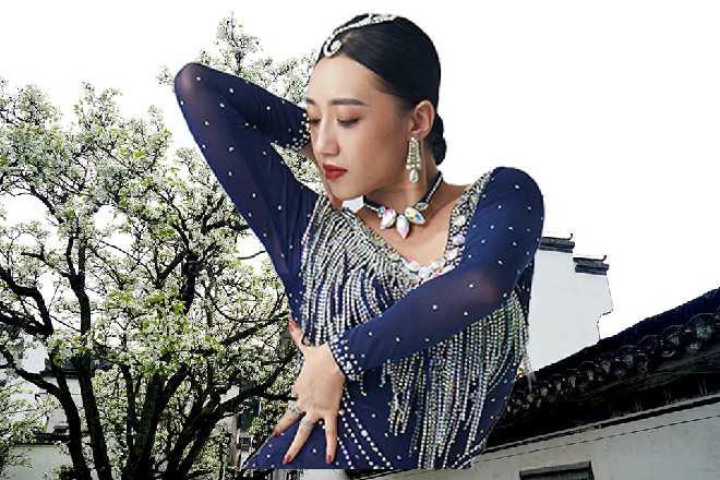 而红色妖姬站在外面，伸手推了推门，发现门被紧锁，于是笑了