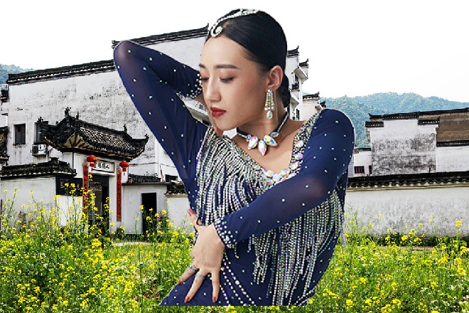 月光从手掌的空隙中漏了下来，照耀在吴恒他们的身上