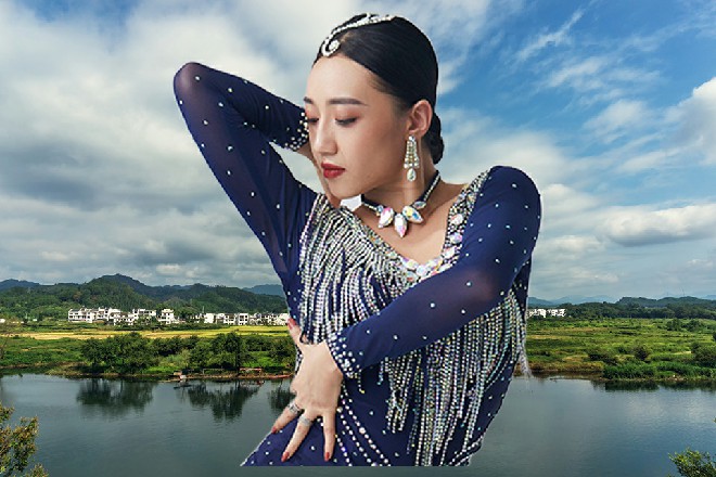 若依松开了青龙锏，青龙锏当的一声，重新砸回到地面上