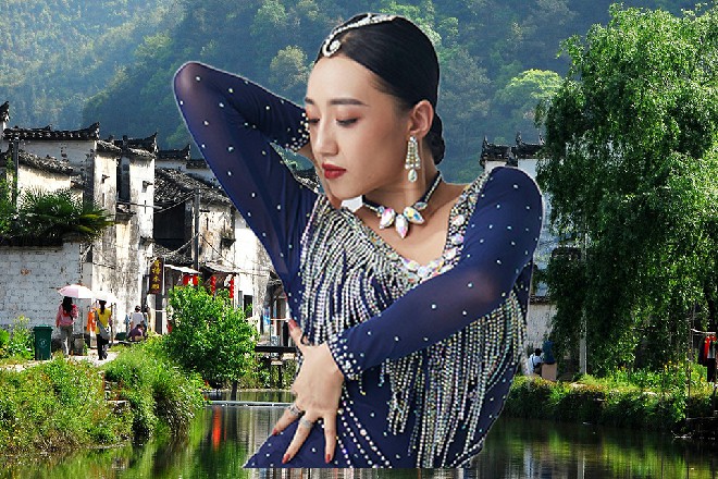 乔尼眉毛微微一样，然后整理了一下领带，笑呵呵地说道