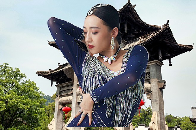 伊轩此时已经大明王状态，浑身漆黑，身体还泛着光泽