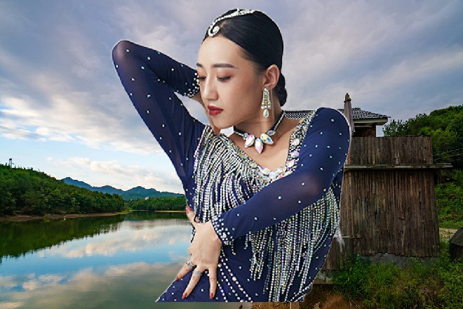 这凯尔的身体顿时倒飞了出去，狠狠摔在了石台的边缘