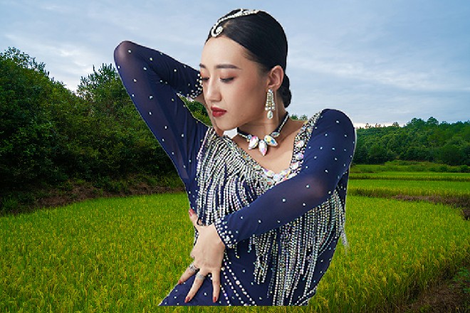 而奇美拉却伸出手来，慢慢拔掉了这根朗基努斯之枪