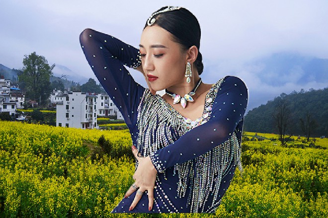 不过虽说什么仇什么怨，这两位姑娘的泳装倒是真心不错