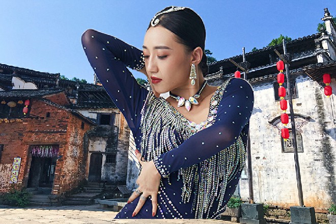 荷娜坐在了身后的皮椅上面，月眉轻轻一扬，看着伊轩