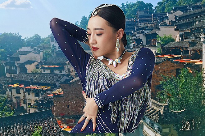 望着半空中浮现着的一朵洁白的小花，若依冷汗都出来了