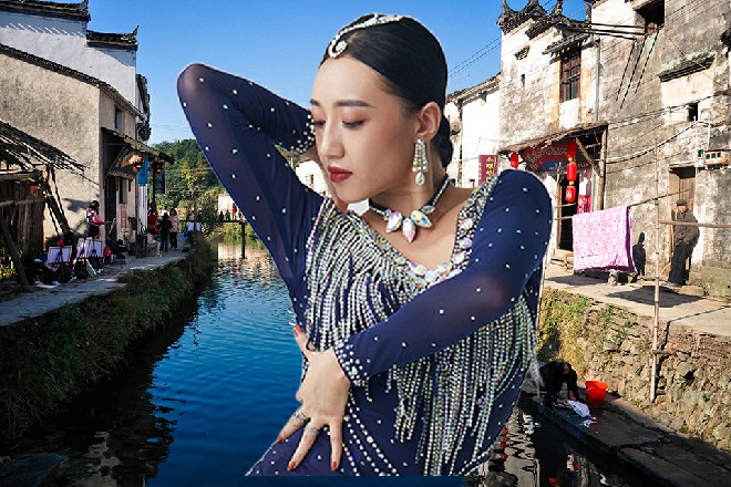 王安麒对着红色妖姬一招手，红色妖姬立刻靠过来，跪在王安麒身前