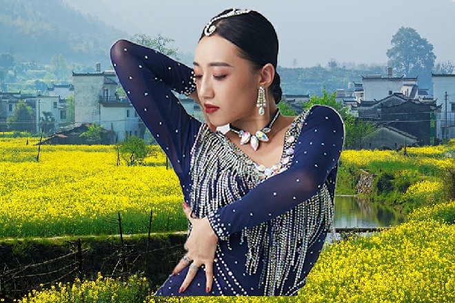 大汉是青龙会的打手，立刻掏出对讲机，汇报了这边的情况