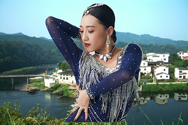 只有楼上的电影院还在营业，若依想了想，问了一下苗甜