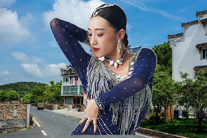 他连忙伸出自己的双手，托住了这落下来的巨大战斧