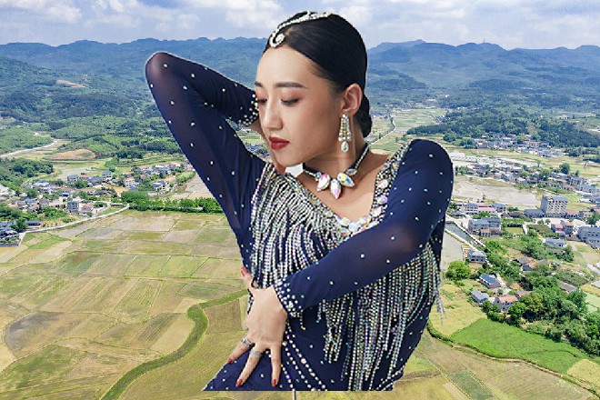 第五颗头颅，从他的背后长了出来，跟一个丑陋的肉瘤似的