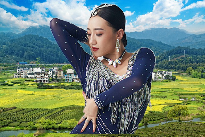 不知道为何，听说有人来来犯星月城，红色妖姬竟然有些不爽